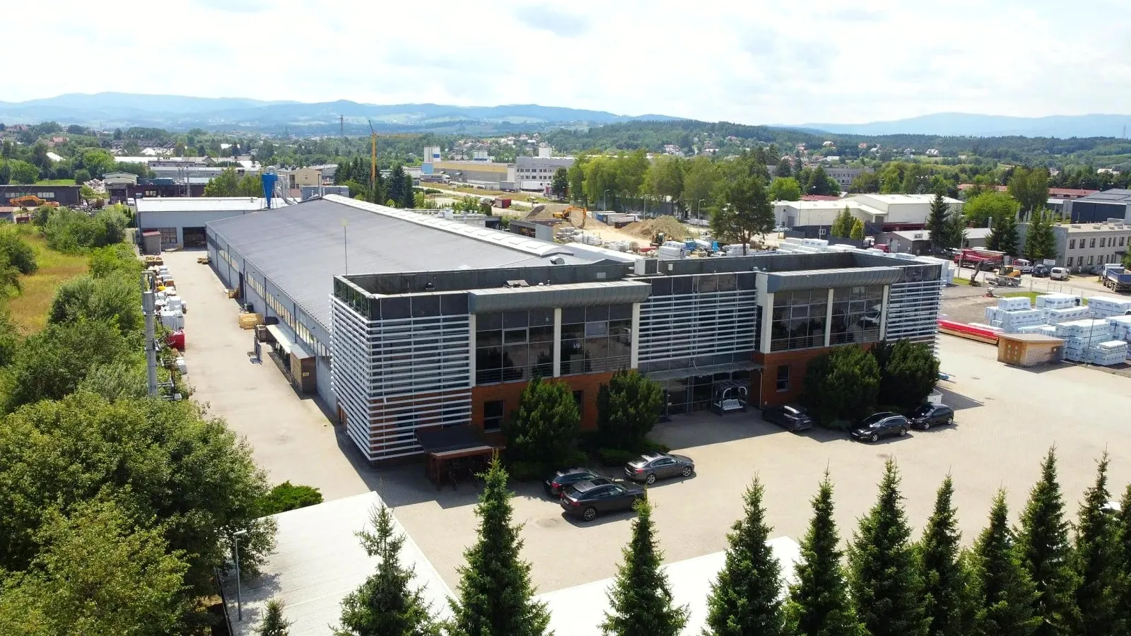 Siedziba i hala produkcyjna BHB Bertsch Holzbau w Nowym Sączu, widok z drona